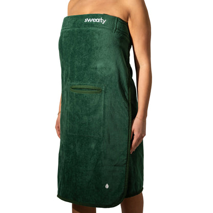 Sweaty Saunakilt für Damen in Forest Green, getragen vor weißem Hintergrund