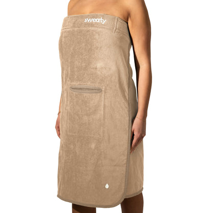 Sweaty Saunakilt für Damen in Sandbeige, getragen vor weißem Hintergrund